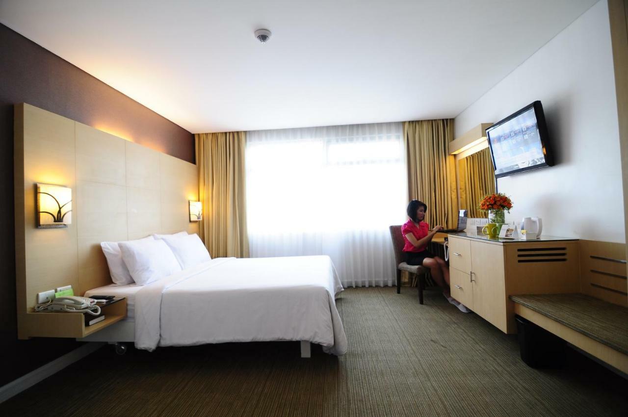 St Giles Hotel Makati Makati City Exterior photo